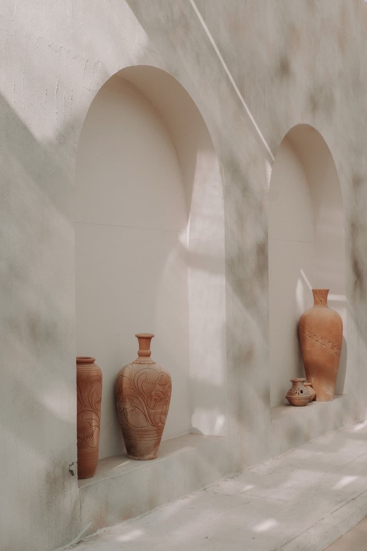 niches en terre cuite · lumière filtrée
