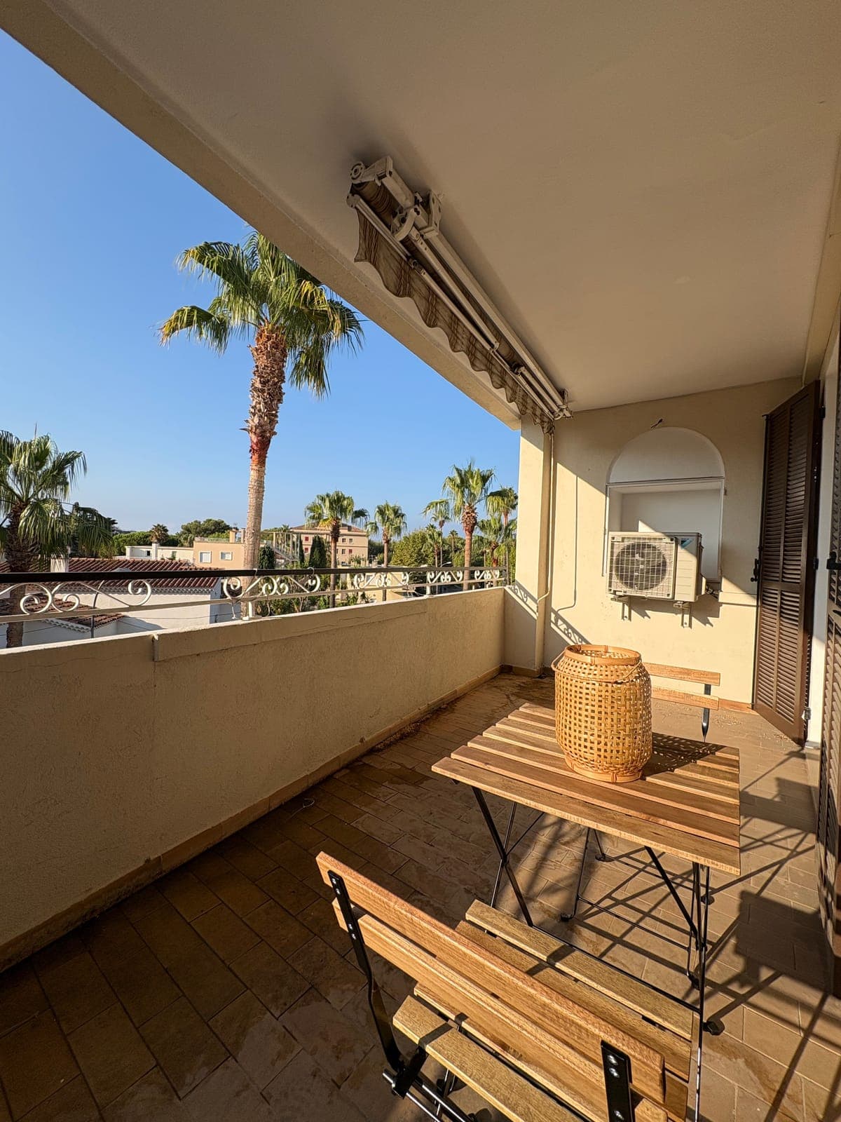 Le balcon, juste au-dessus des toits bordés de palmiers — Sanary-sur-Mer — deux appartements meublés