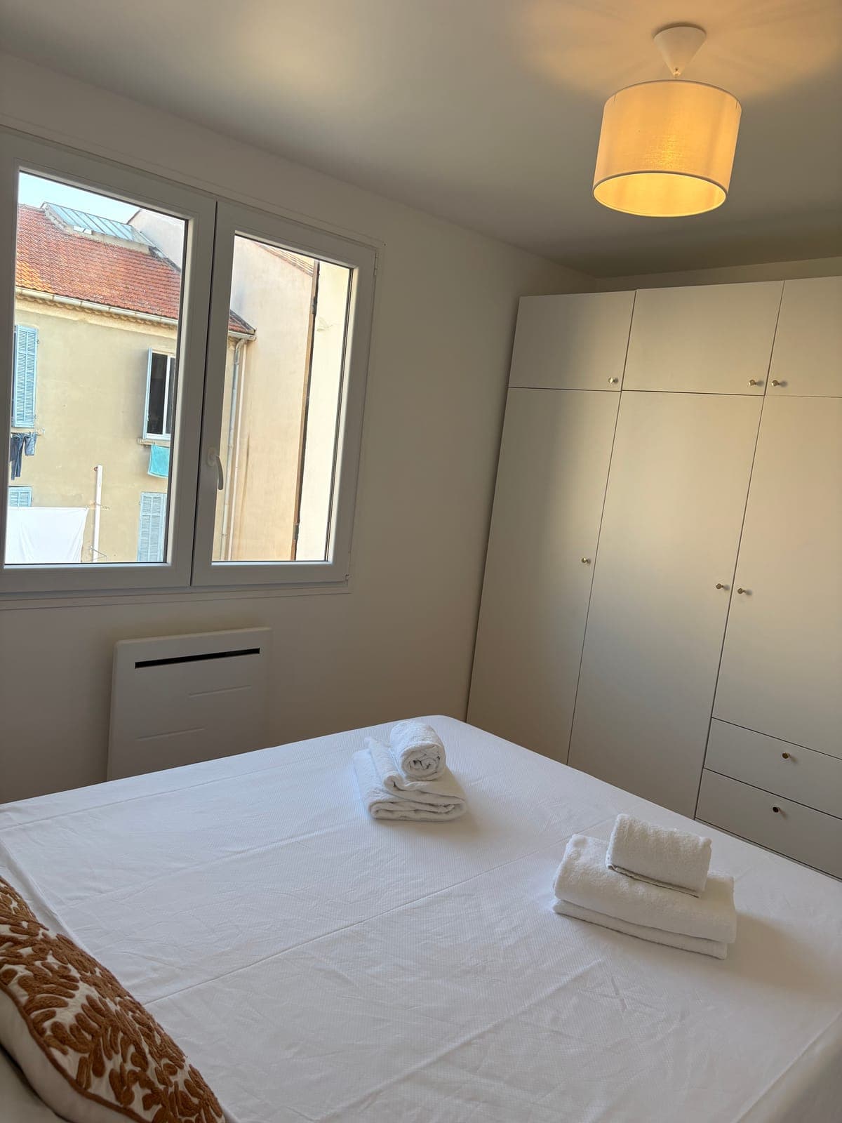 Armoires douces et lumière de fin de journée dans la seconde chambre — Sanary-sur-Mer — deux appartements meublés
