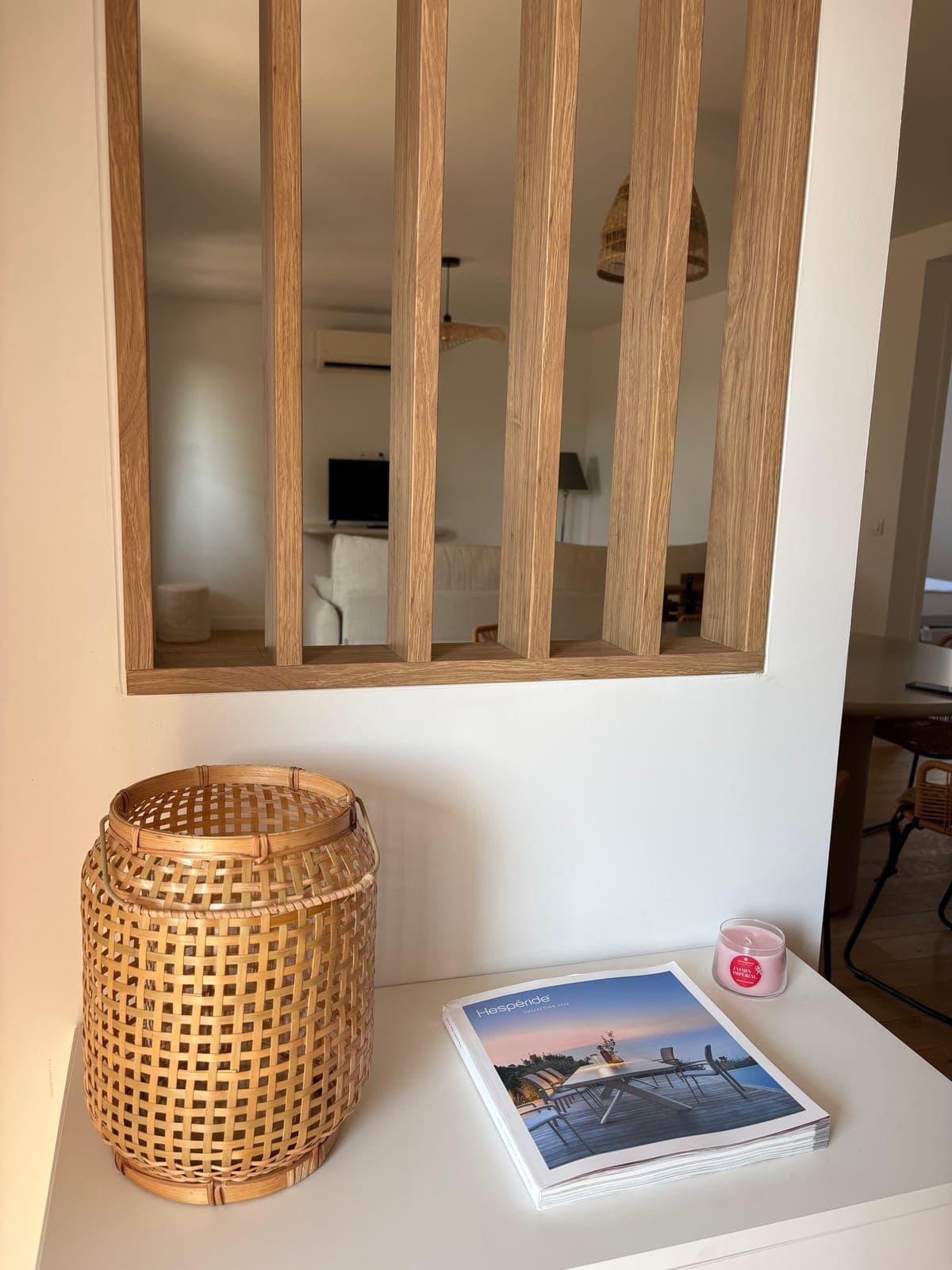 Panier tressé à la main et claustra en bois : rangement et décor à la fois — Sanary-sur-Mer — deux appartements meublés