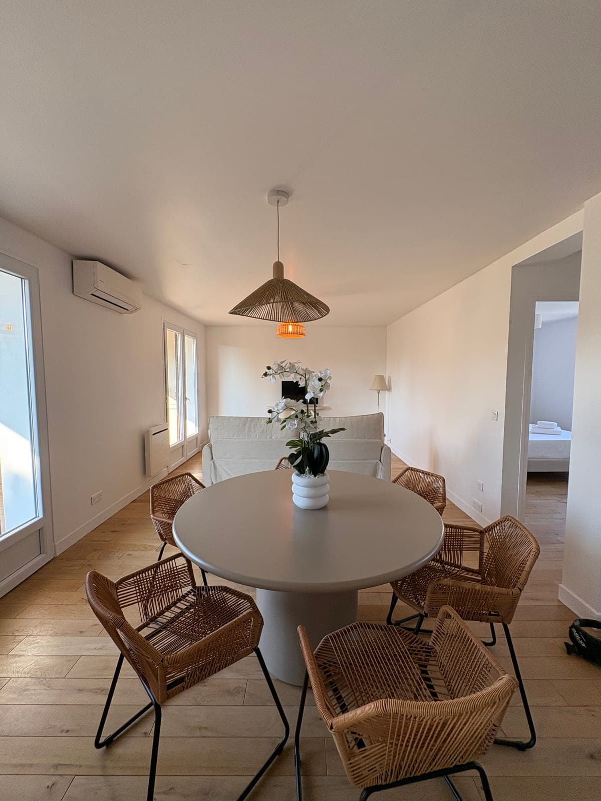 Coin repas du second appartement, avec sa suspension sculpturale — Sanary-sur-Mer — deux appartements meublés