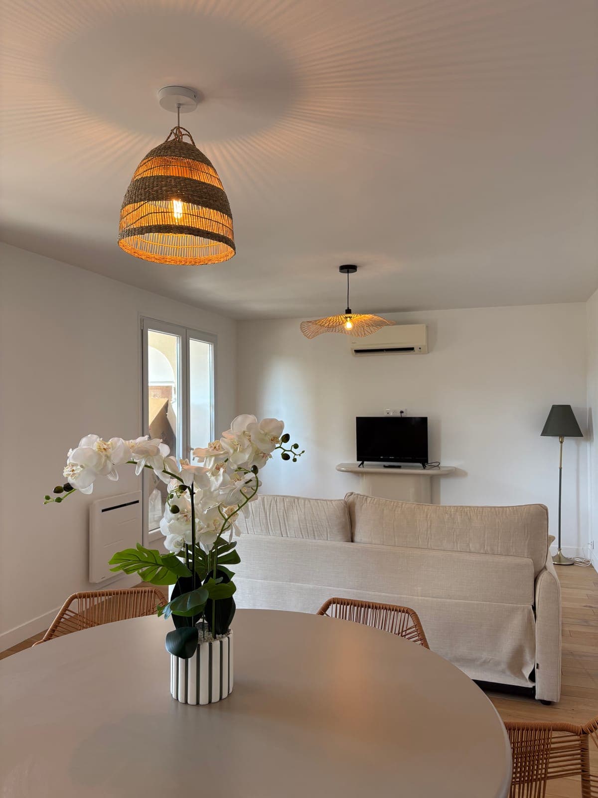 La pièce de vie ouverte : repas, salon et cuisine dans une même lumière — Sanary-sur-Mer — deux appartements meublés