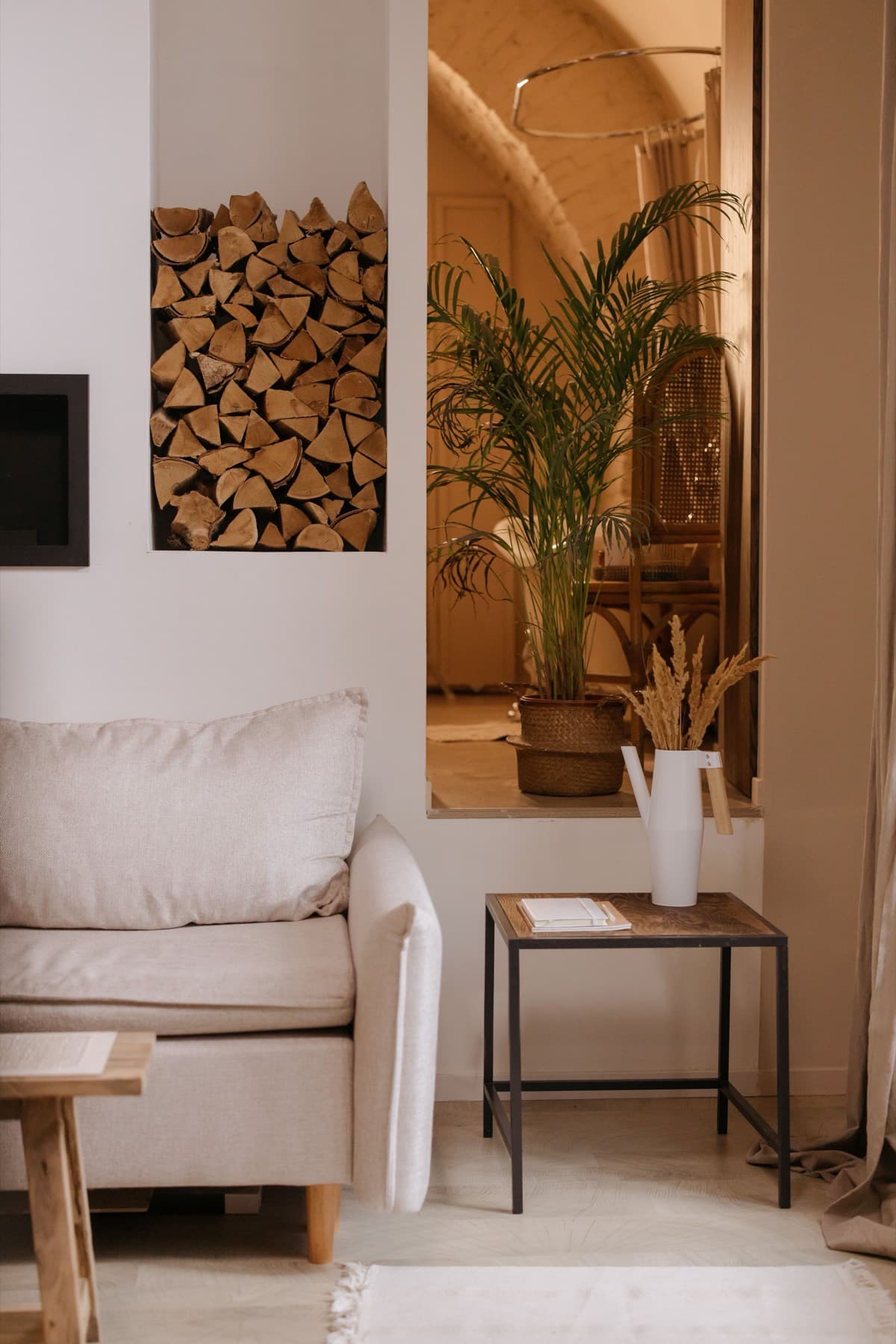 Salon méditerranéen — Lin, bois et terre cuite · matières naturelles · lumière douce